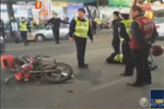 交警被摩托车撞飞十多米 十几名交警截停