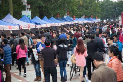 顺德招聘会吸引4.1万人进场 区长现场督查