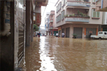 广州：暴雨致多地水浸 榨粉街变“水塘”街