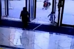 监拍商场玻璃门突然倒下 3岁女童当场被砸晕
