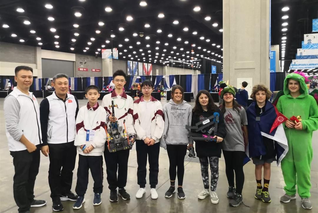 龙湖实验中学代表队获机器人世锦赛冠军