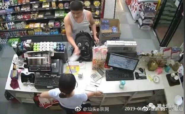揭阳一男子在便利店结账时持刀挥砍店员