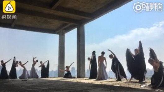 舞蹈系学生在废弃天台拍创意毕业照