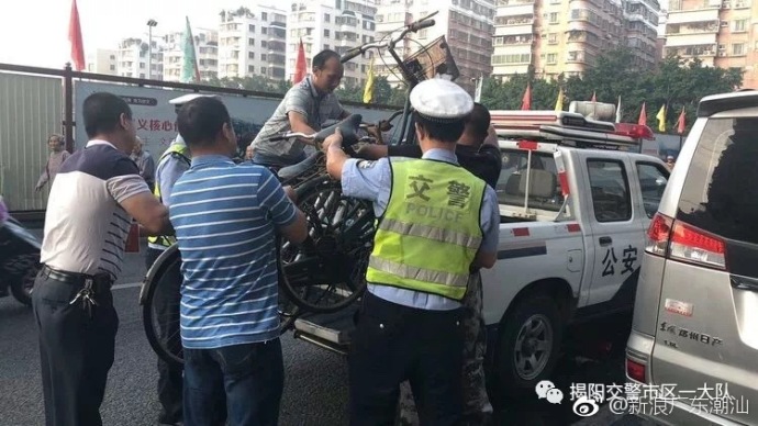 揭阳交警整治天福路交通秩序