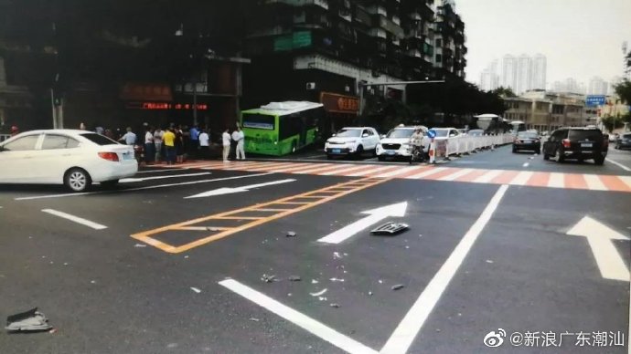 汕头一公交车与小车在金凤坛发生碰撞