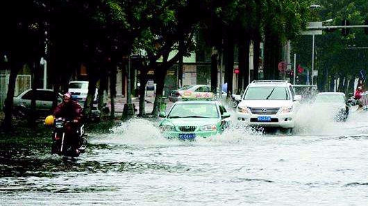 汕头暴雨突袭 上班路上变“车河”