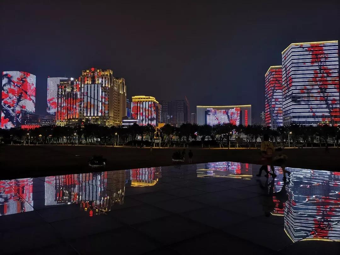 “五一”期间时代广场灯光秀又添新花样