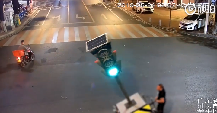 汕头一男子扳倒路口红绿灯