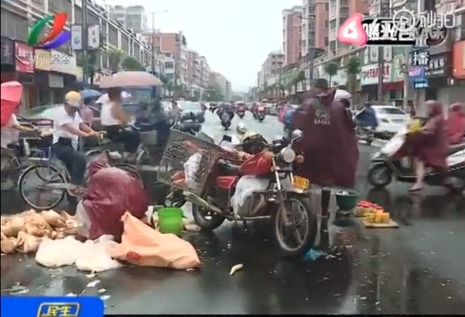 潮州这条马路变成了菜市场