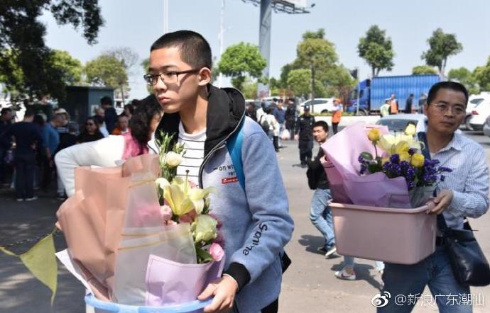 汕头清明鲜花与水果成祭品“主角”