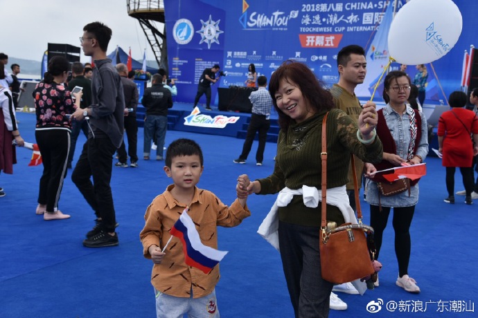 亲子家庭享受音乐会