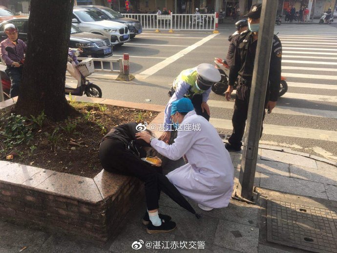 湛江：八旬老人路边摔倒，赤坎交警及时送医