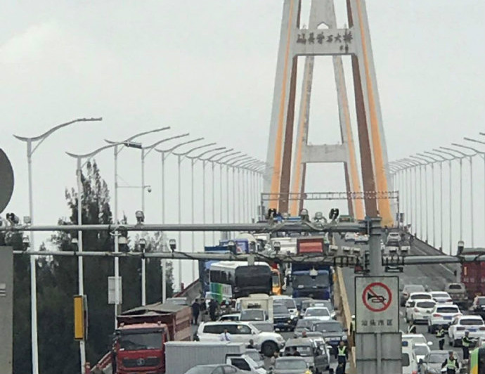 礐石大桥发生9车追尾事故 造成1人受伤