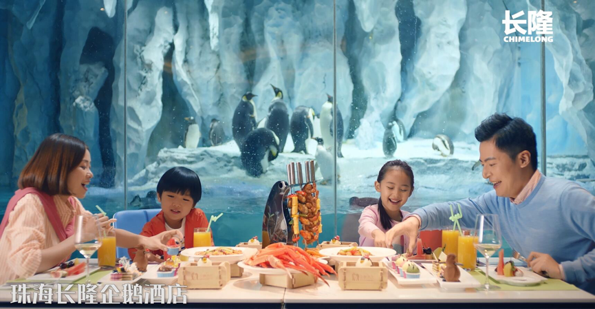 在企鹅围观下吃儿童餐