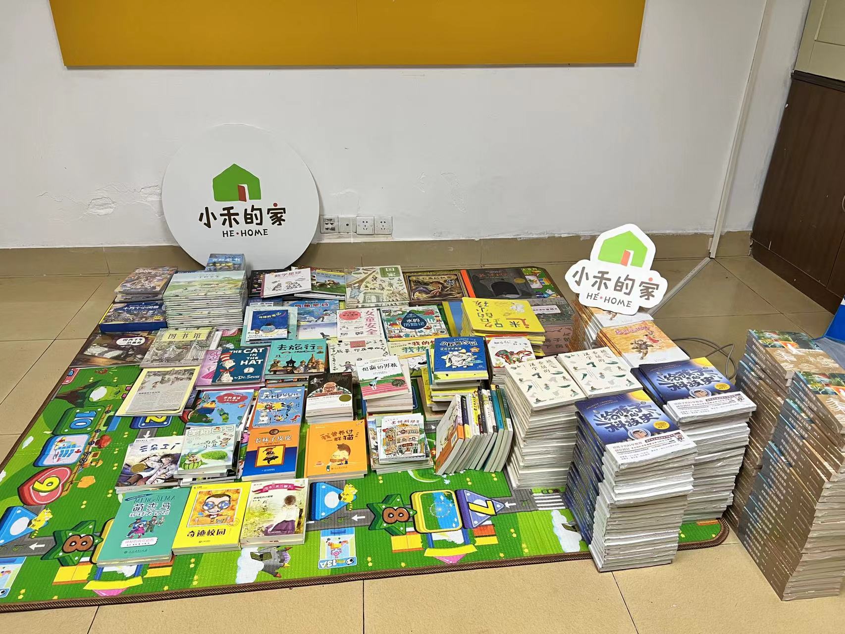 由爱心企业卡萨帝捐赠的部分童书已顺利送抵番禺区大石街道社工站