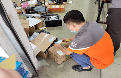 快递物流小哥领取禁毒警示贴纸,并粘贴在快递包裹及外卖盒上,随件、随餐送到千家万户。