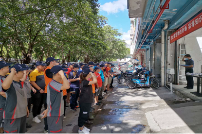 华富街道社区法治办副主任钟李峰带领现场物流寄递行业员工宣誓。