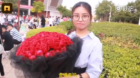 女生将男友送的99朵玫瑰拿到跳蚤市场售卖