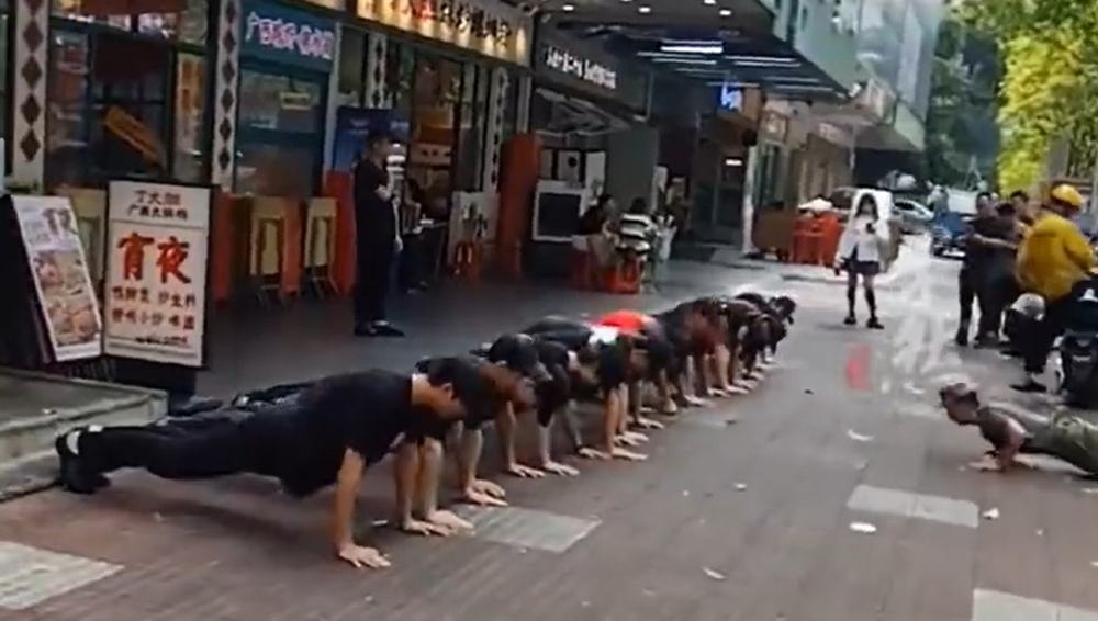 老板回应员工在店门口做俯卧撑