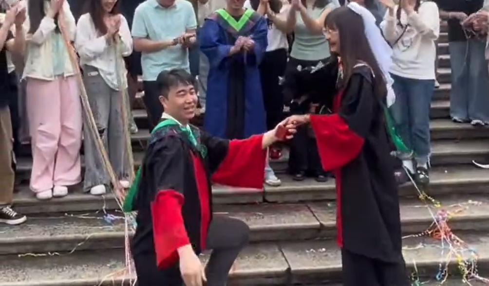 华农毕业典礼见证浪漫求婚，还有伴手礼收！