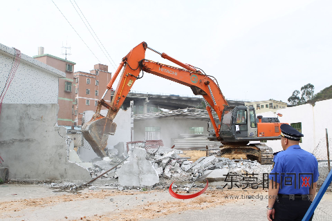 樟木头镇依法对裕丰社区赤山一、二巷的5宗违法建筑进行拆除现场。（通讯员 蒋鑫 摄）