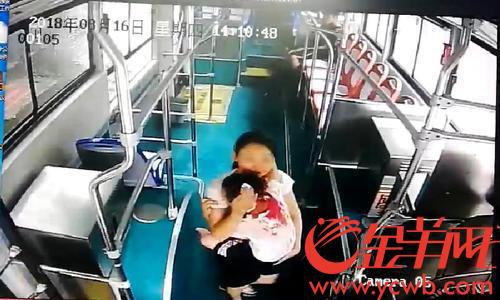 郭女士怀抱头部受伤的儿子求助，公交车载伤者去医院 车内监控截图