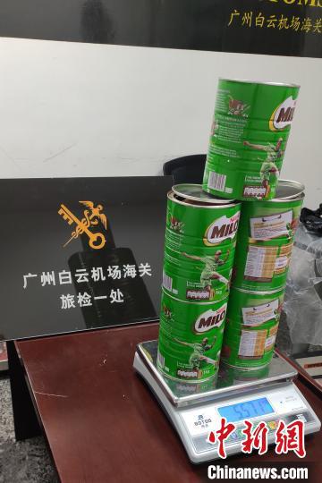 11月16日,广州海关所属广州白云机场海关查获一名外籍男子利用巧克力粉罐藏匿毒品大麻进境 吕依 摄
