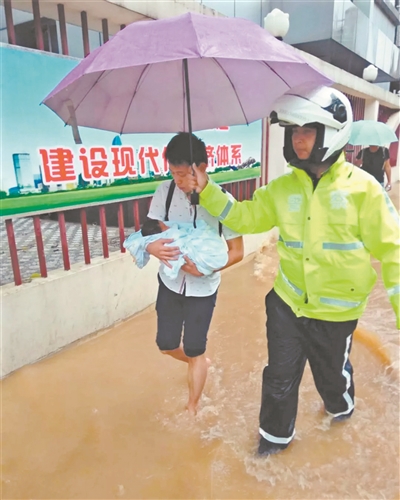 民警为群众撑伞。