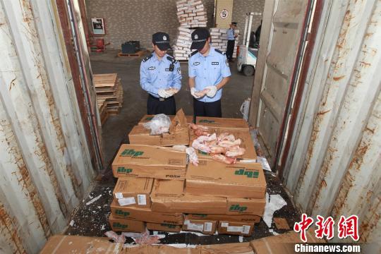 2018年3月26日,广州海关查获千吨走私冻品案,图为缉私警察检查涉案冻品。 刘燚燊 摄