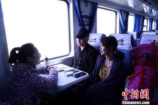 图为2018年度“天空之境”旅游列车上观赏沿途风景的游客。 马铭言 摄