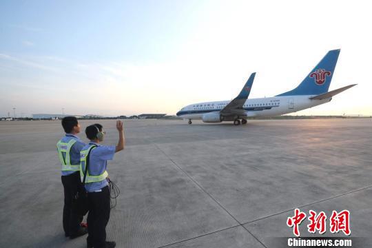 5月19日,白云机场T2第一个出港航班 曾健 摄