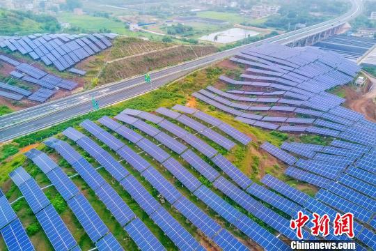 梅州五华县惠农新能源有限公司30MWp地面光伏项目基地。程景伟 摄