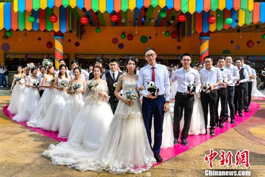 来自全国各地的百对新人7月1日在穗参加第二届长隆空中婚礼。 陈骥旻 摄