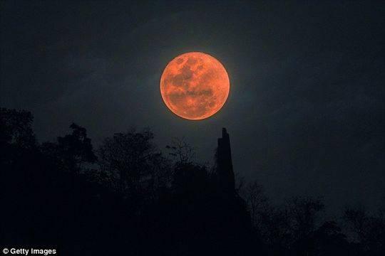 本周五，月亮将在103分钟内变成血红色，这是本世纪最长的月全食。