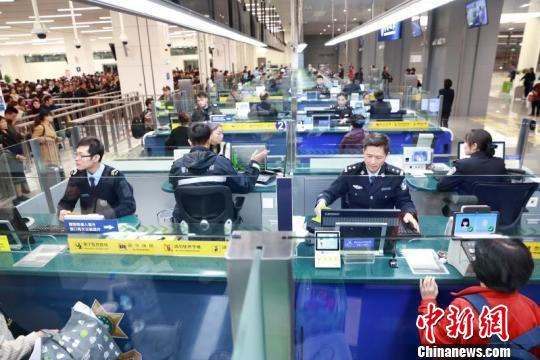 港珠澳大桥正式通车满100天，出入境旅客超过410万人次　王相国　摄