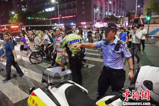 图为警方在事发现场维持秩序。　陈文　摄