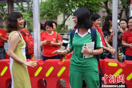 6月7日，高考首日，广州执信中学考点，家长送考生入场。　姬东 摄