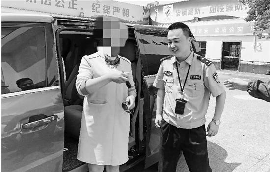 吉女士对上塘派出所民警陈文祥,满心感激。