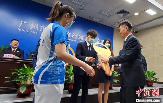 4月21日,广州南沙区规划建设的“青创人才公寓”正式投入运营。当天,南沙开发区(自贸区南沙片区)管委会副主任潘玉璋为首批入住的5名港澳青年颁发公寓钥匙。中新社记者 王坚 摄