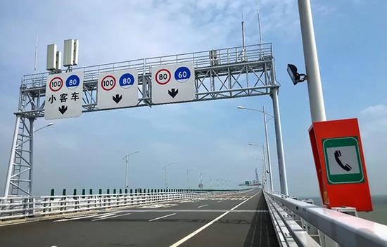 港珠澳大桥限速牌 央视记者 梁震 图