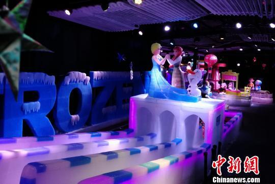 冰雪滑梯 程景伟 摄