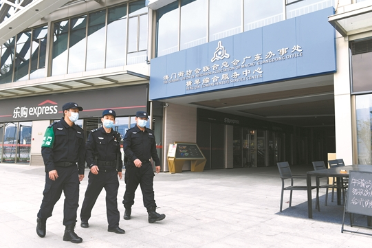 “志愿警察”澳门中队队员协助珠海横琴民警巡逻执勤 通讯员 庞舒尹 摄