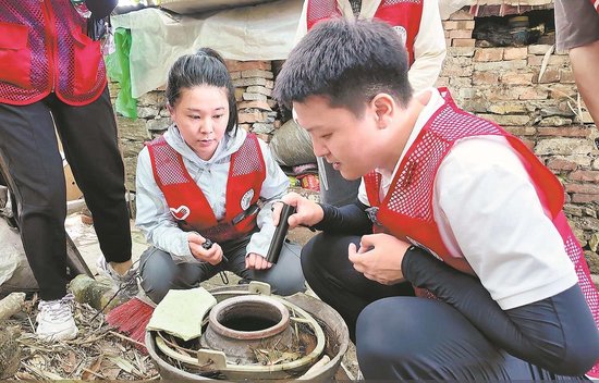 张东京(右)带领团队在排查白纹伊蚊的孳生地 羊城晚报记者 林桂炎 摄