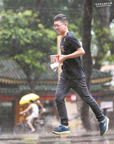 昨日在雨中奔跑的行人。 广州日报全媒体记者黎旭阳 摄