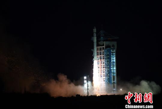 北京时间11月20日7时40分，中国首颗软件定义卫星“天智一号”在酒泉卫星发射中心成功搭载试验六号卫星发射升空。　汪江波　摄