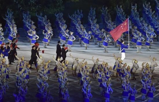 8月18日,第18届亚运会开幕式在印度尼西亚雅加达举行。这是中国代表团在开幕式上入场。新华社记者 李贺 摄