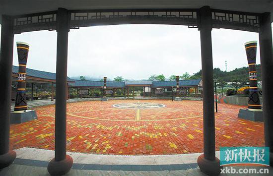 ■广东省目前居住着55个少数民族。图为惠州市龙门县蓝田瑶族乡上东村富有民族风情的文化广场。新快报记者 宁彪/摄