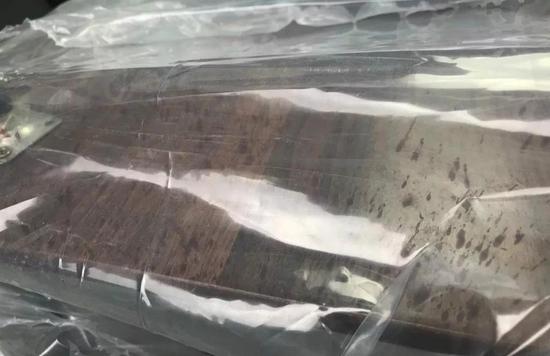 警方在被告家中发现大量血渍,包括一个染血茶几。图:香港经济日报