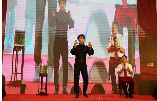 ▲近景魔术《金玉满堂》,寓意新的节点再创辉煌