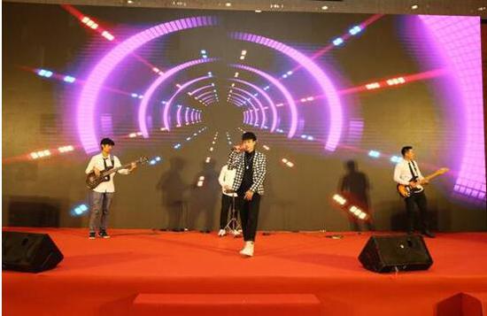 ▲乐队串烧演唱,唱出太阳神人心中的澎湃热情